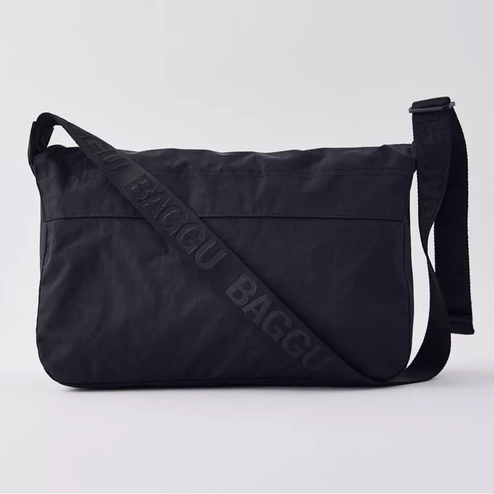 BAGGU Sport Messenger Bag- Black - Picture 3 of 5